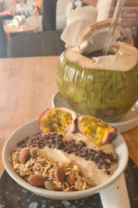 Smoothie Bowl und Coconut Kaffee im Blessings Café