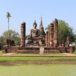 Loi Krathong in Sukhothai – Lichterfest in Thailand Alter Tempel mit Buddha Figur im Sukhothai Geschichtspark.