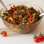 mediterraner Nudelsalat mit buntem Gemüse und Pesto-Dressing
