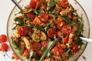 mediterraner Nudelsalat mit buntem Gemüse und Pesto-Dressing