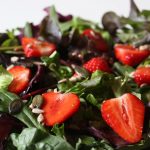 Wildkräutersalat mit Erdbeeren