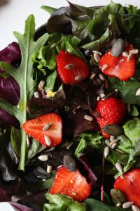 Wildkräutersalat mit Erdbeeren