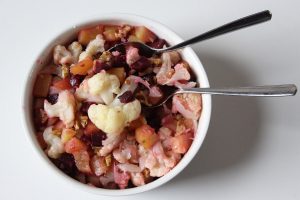 Blumenkohl-Rote-Beete Salat in einer Schüssel