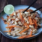 veganes Pad Thai mit Tofu und Erdnüssen
