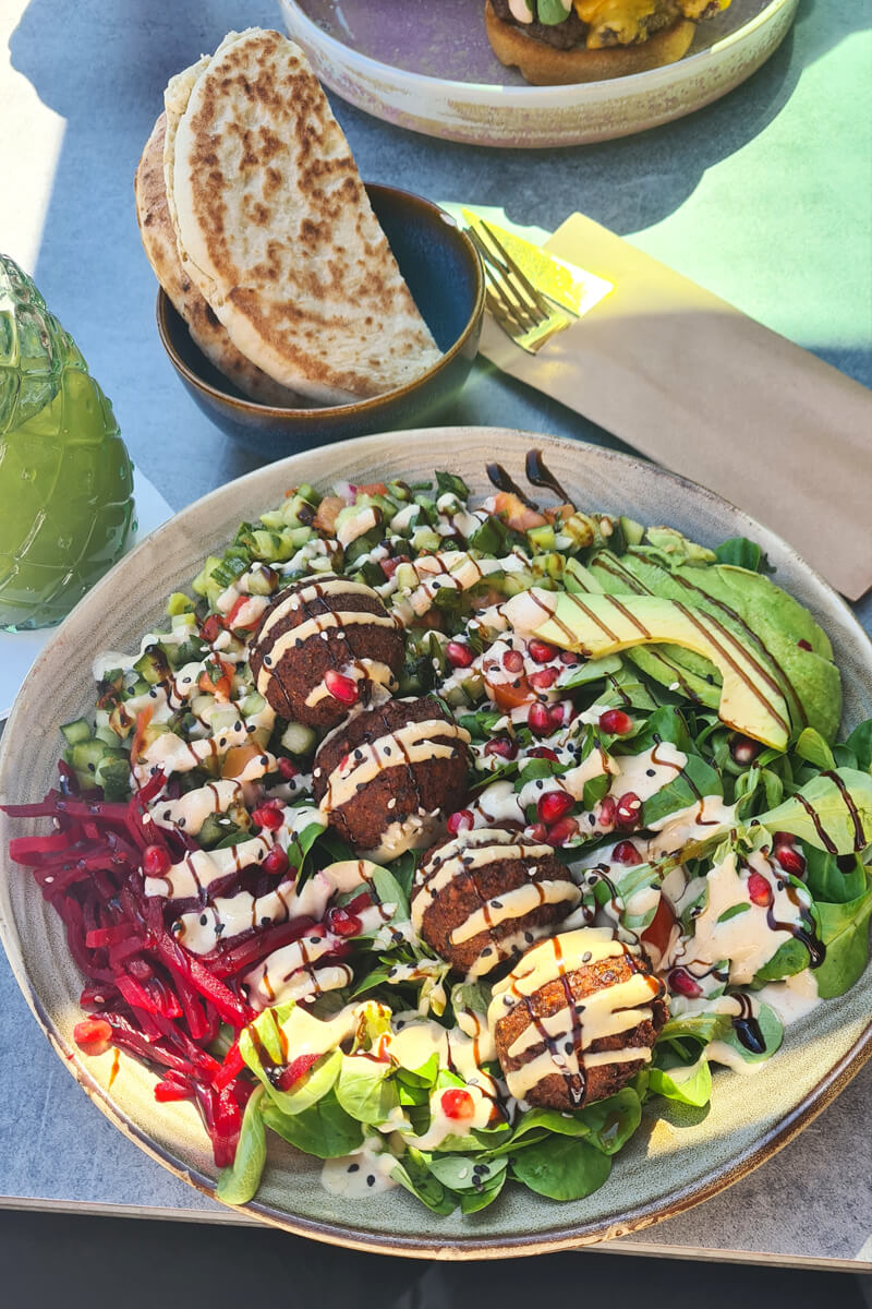 Veganer Salatteller mit Falafel, roter Beete und Avocado im Heppy Green Frankfurt
