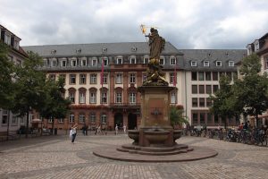 Statue auf dem Karlsplatz in Heidelberg