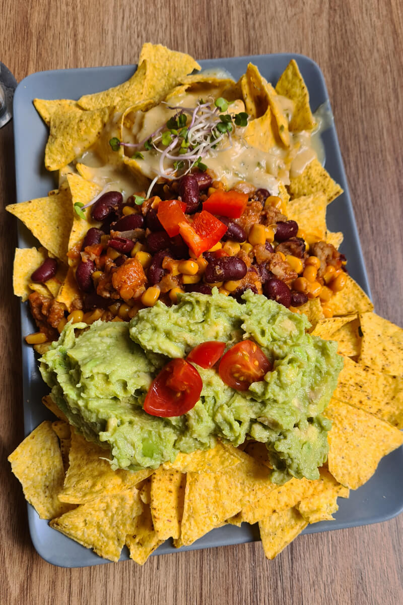 vegane loaded Nachos im impact Café
