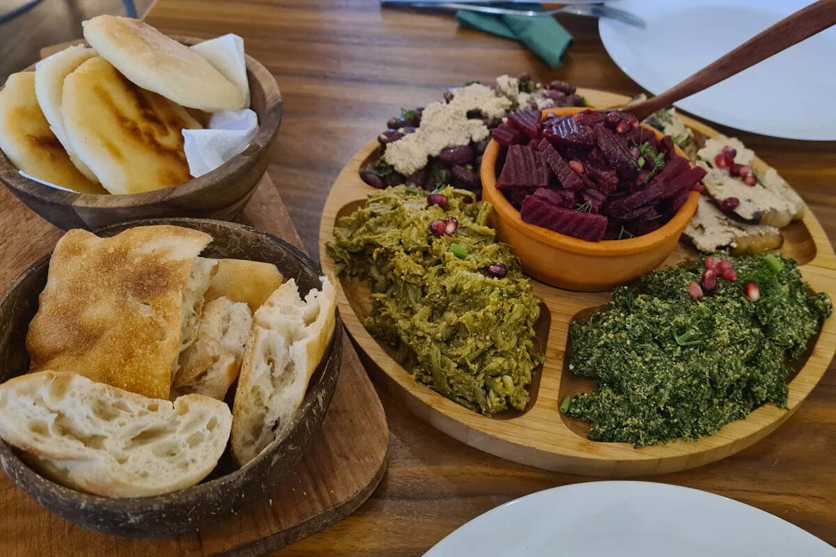 georgische Vorspeisenplatte mit Salaten und Maisbrot