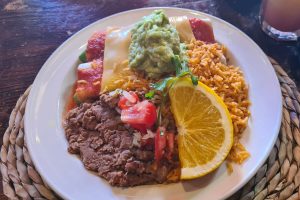 vegane Enchiladas mit Avocado und Bohnen