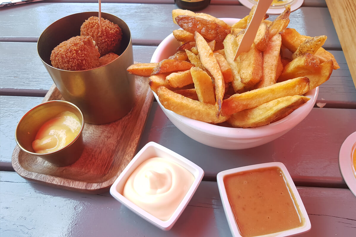 Belgische Fritten mit verschiedenen Dips und vegane Bitterballen