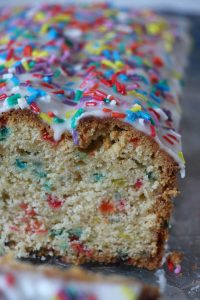 veganer Konfettikuchen mit bunten Streuseln