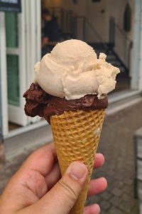 Veganes Schokosorbet und veganes Vanilleeis in der Waffel