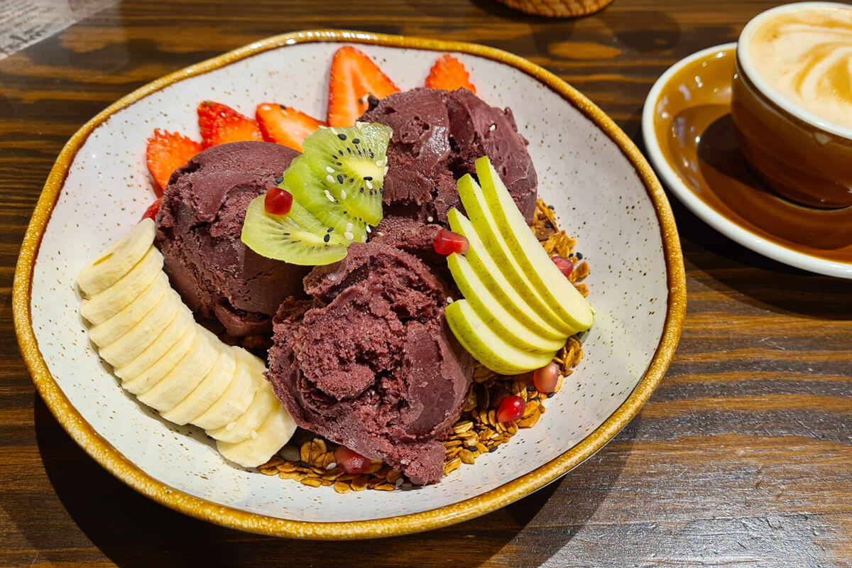 Acai Bowl mit viel Obst und Granola im Kaju