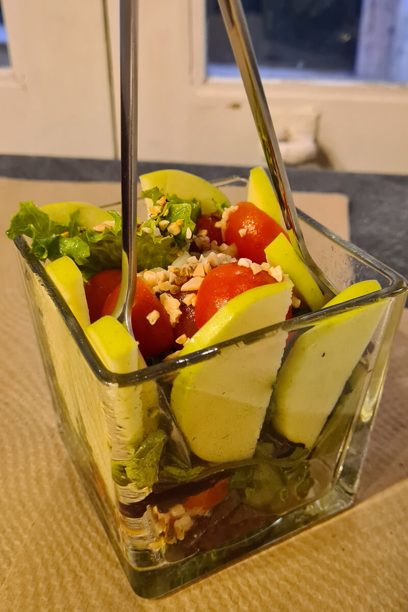 Fruchtiger Salat mit Äpfeln und Mandeln