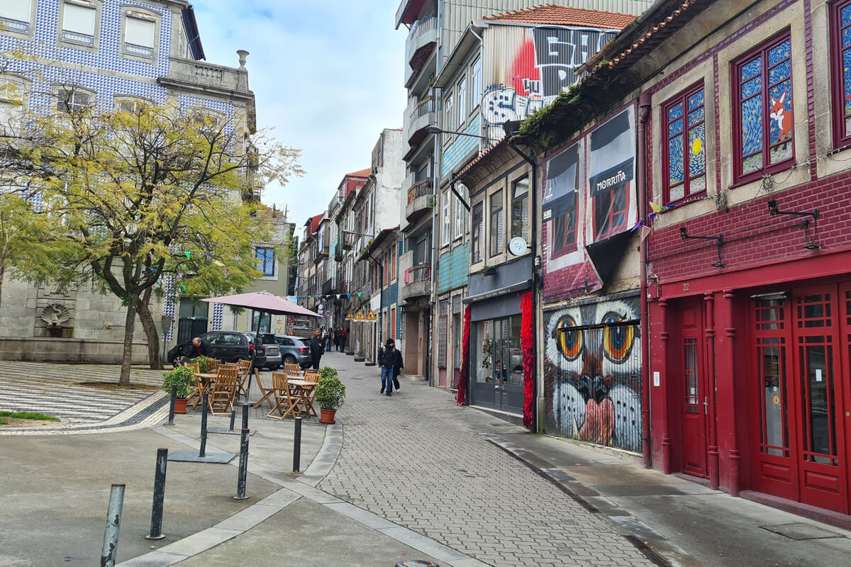 Kleine Plätze und Häuser im Baixa Viertel