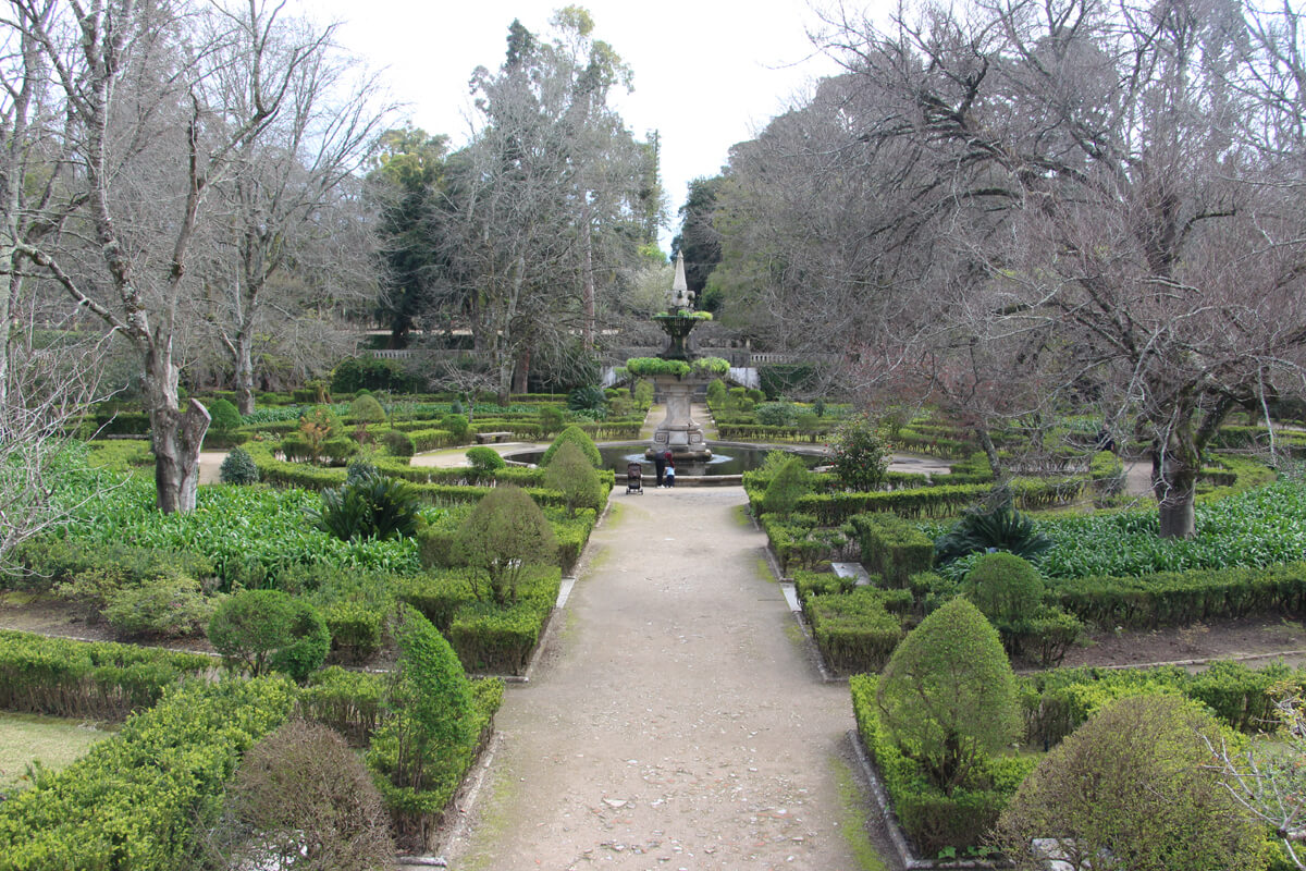 Symettrisch gepflanzte Hecken im botanischen Garten von Coimbra
