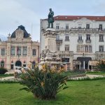 Platz mit Statue in der Altstadt von Coimbra