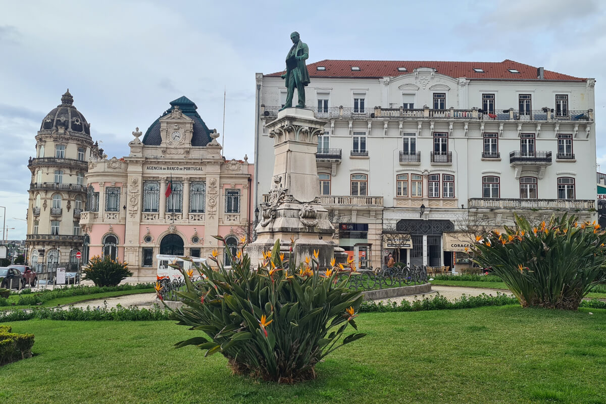Platz mit Statue in der Altstadt von Coimbra