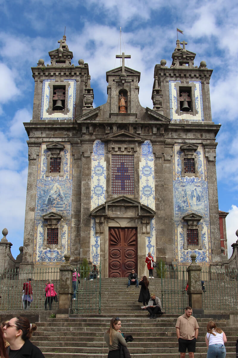 Kirch in Porto mit den typischen blau-weißen Azulejos auf der Fassade.