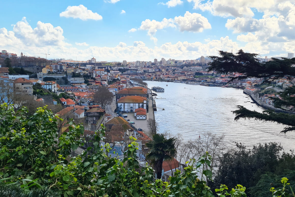 Ausblick vom Jardins do Palacio de Cristal über den Douro Richtung Porto.