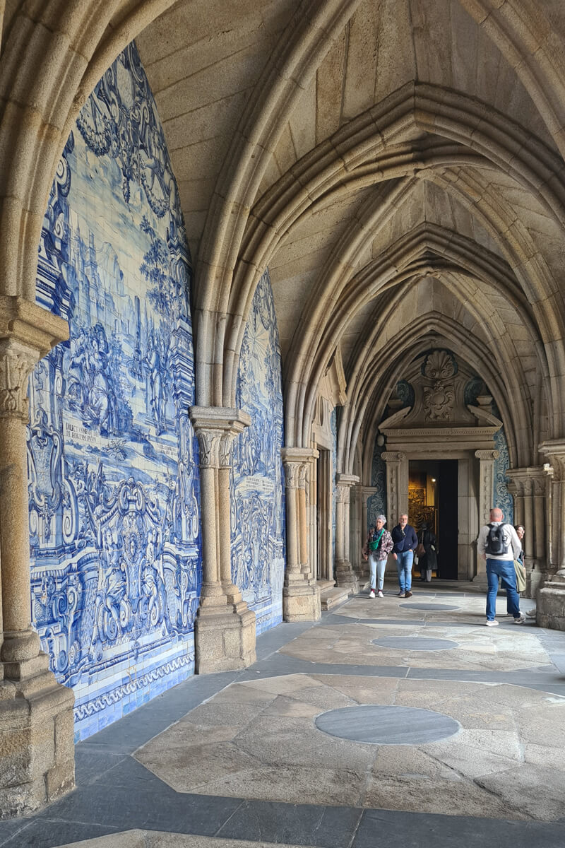 Azulejos im Kreuzgang der Kathedrale