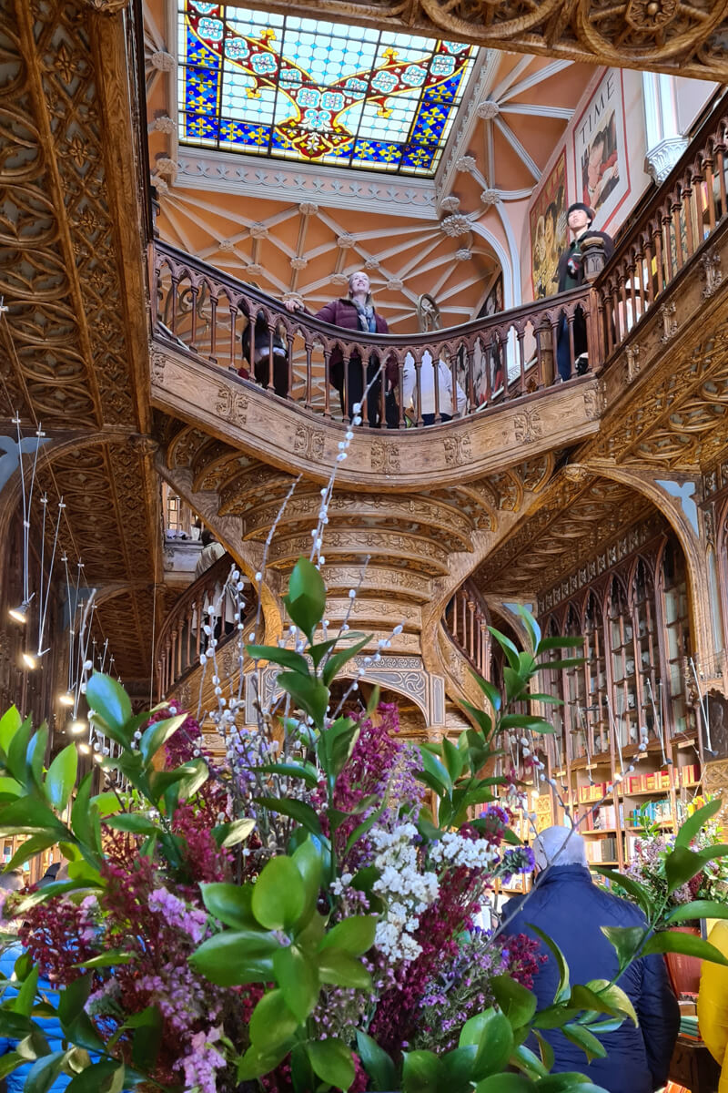 Verzierte Wendeltreppe und Decke in der Livraria Lello.