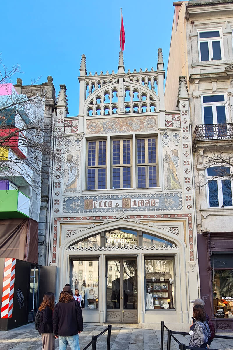 Die Fassade der Livaria Lello.