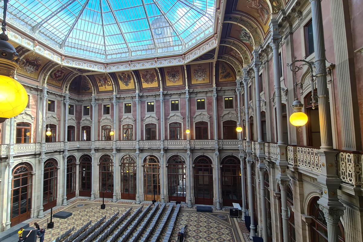 Innenhof mit Glasdach im Palacio da Bolsa