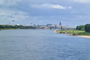 Panoramaaussicht auf Köln von der Rodenkirchener Brücke