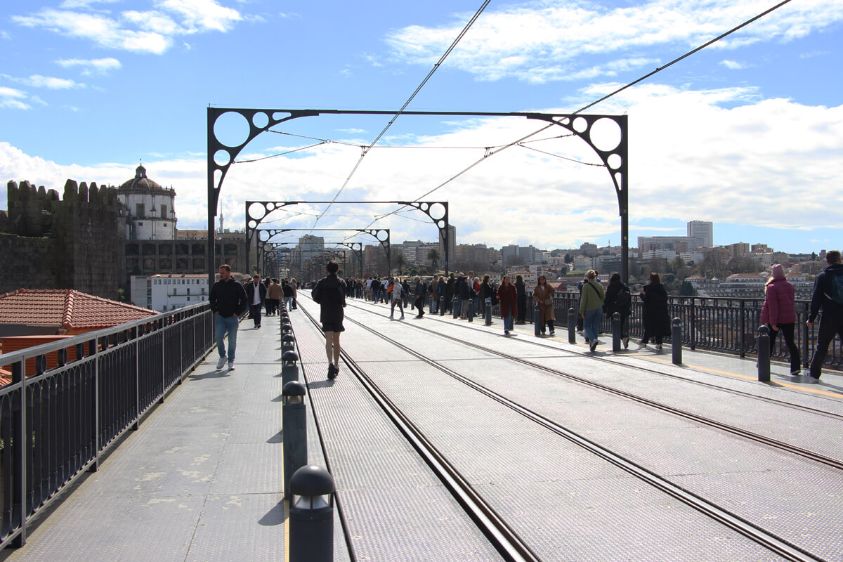 Auf der oberen Ebene der Ponte Luis I. fahren Straßenbahnen.