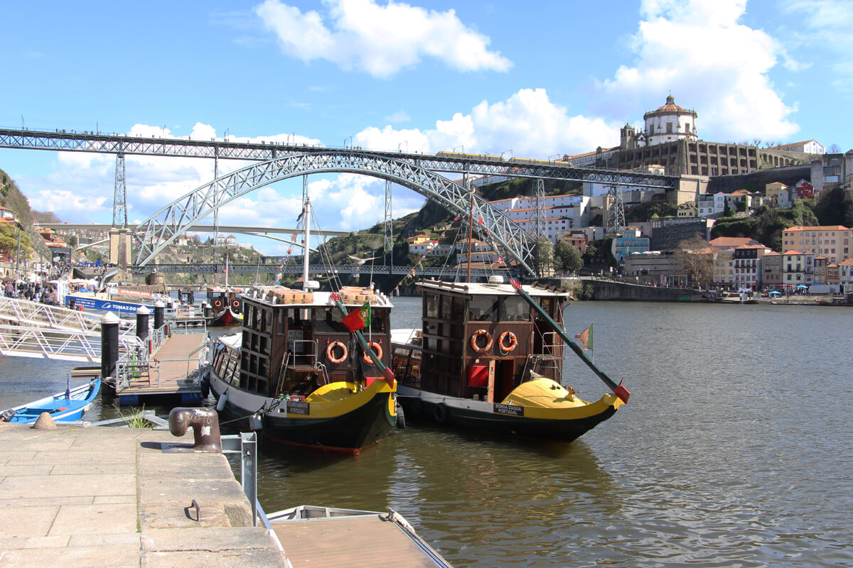 Die Ponte Luis I vom Cais da Ribeira aus gesehen.