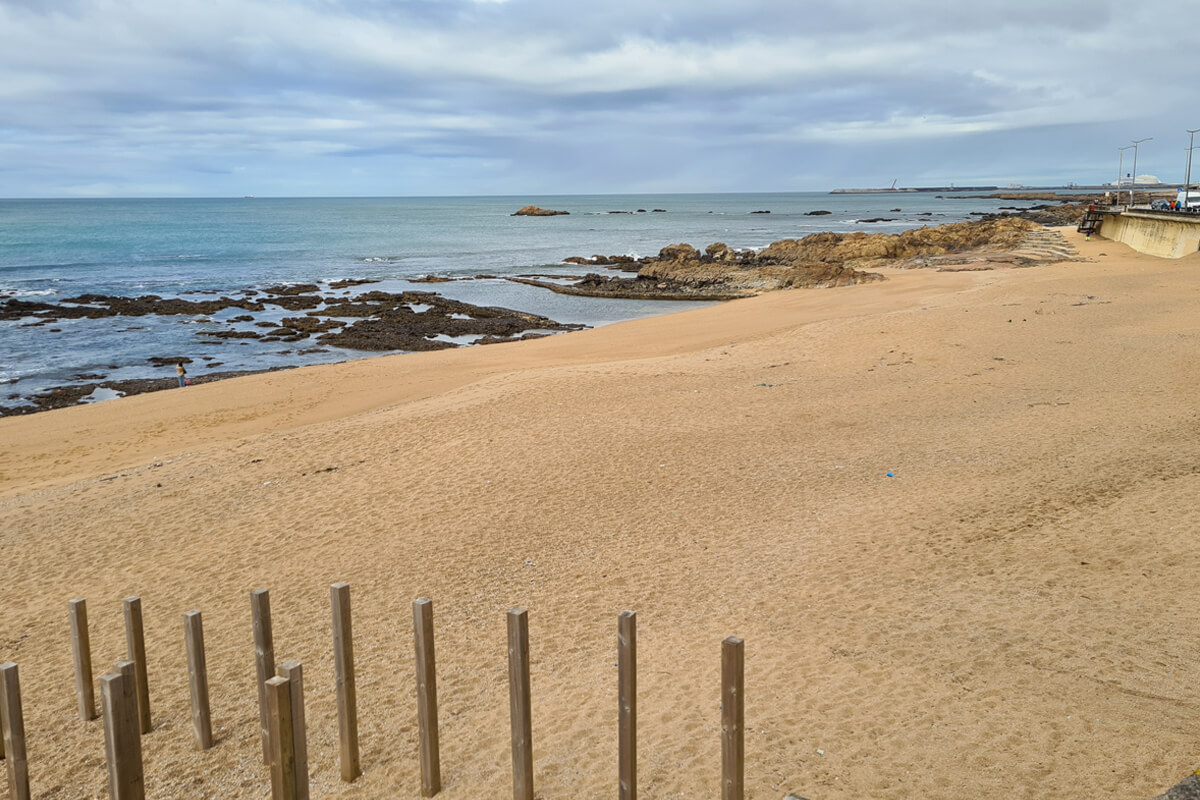 Felsen und Sand am Praia da Luz.