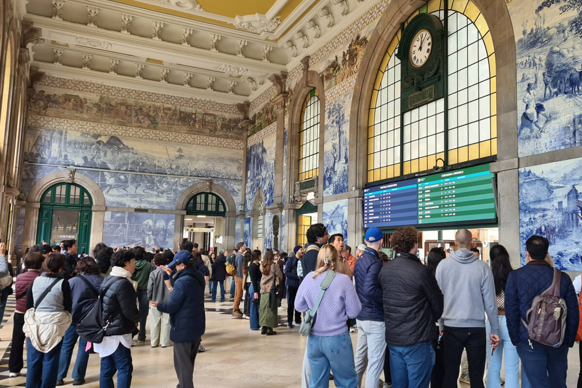 In der Bahnhofshalle Sao Bento ist meist viel Betrieb.