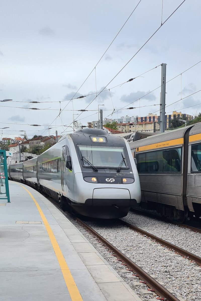 Der Schnellzug in Portugal zwischen Lissabon und Porto.