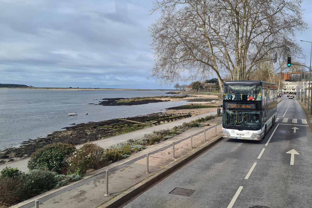 Die Buslinie 500 fährt vom Zentrum in Porto nach Praia da Luz.