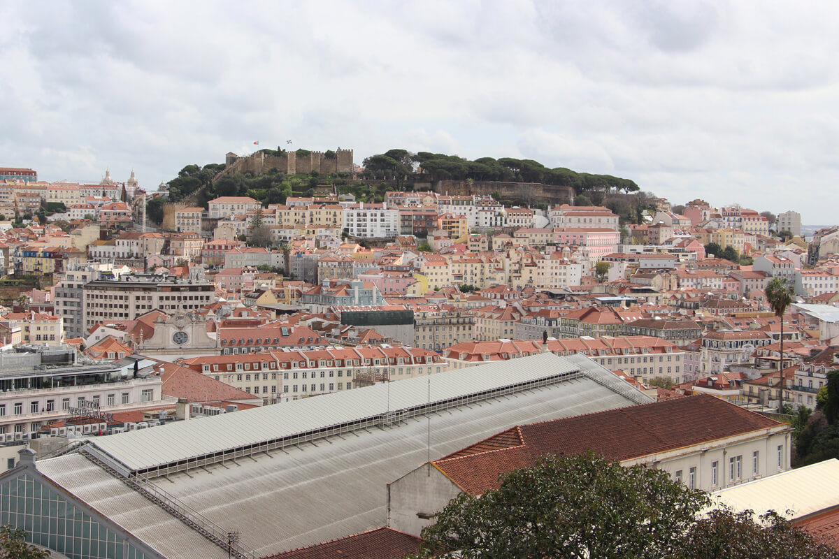 Ausblick auf das Castelo vom Miradouro de Sao Pedro de Alacntara.