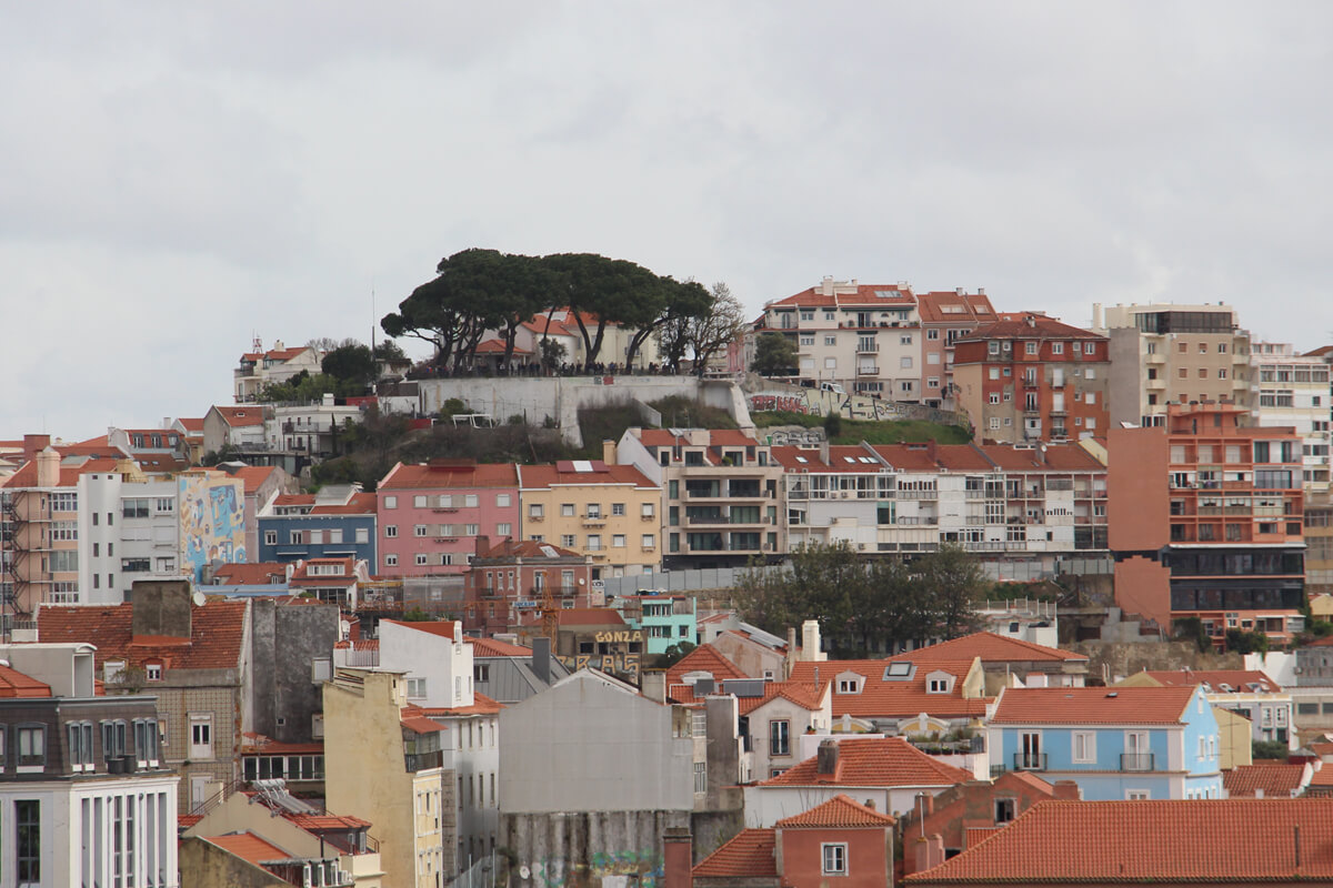 Oben auf einem Hügel: der Miradouro da Senhora do Monte in Lissabon.