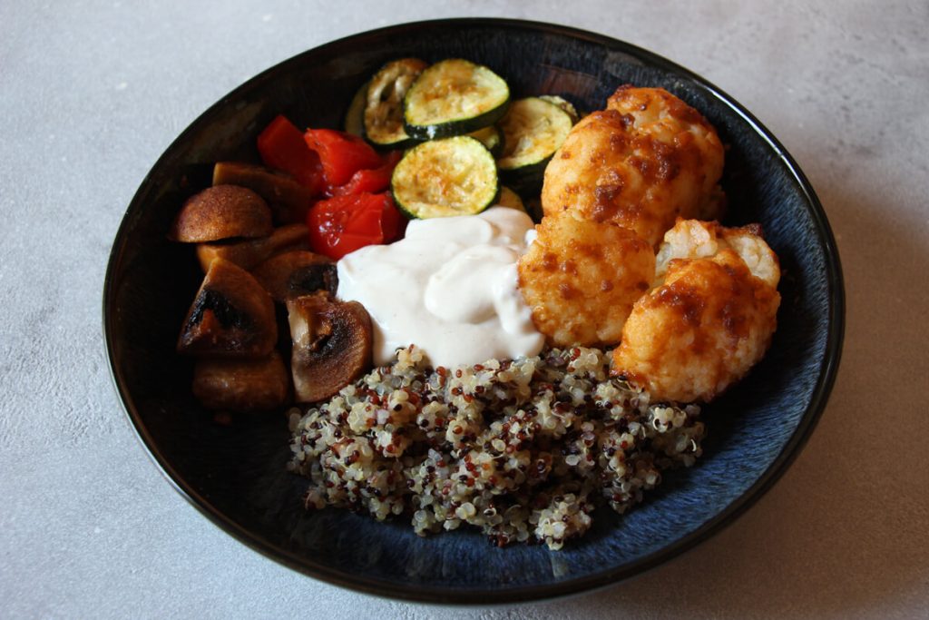 vegane Ofengemüse-Bowl mit Quinoa