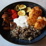 Rezept: Ofengemüse-Bowl mit Quinoa und Tahani-Joghurt-Dressing vegane Ofengemüse-Bowl mit Quinoa