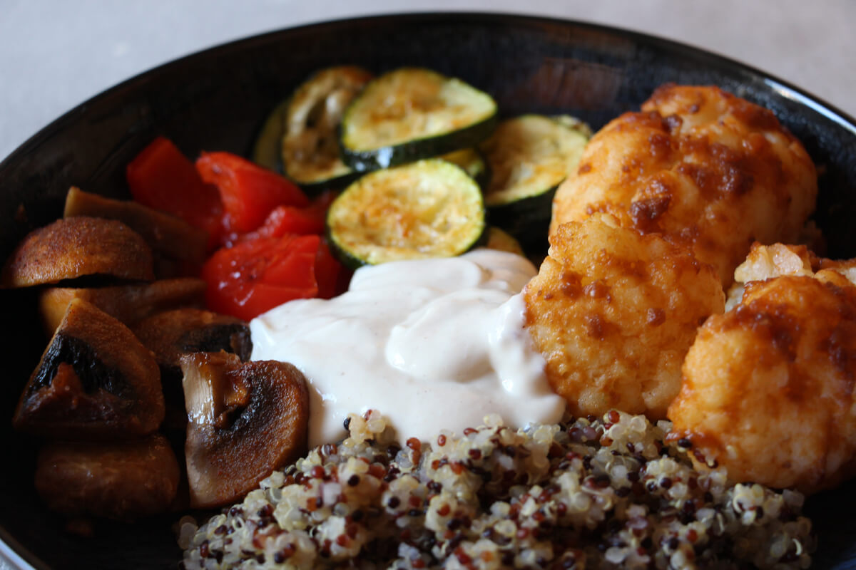 vegane Ofengemüse-Bowl mit Quinoa