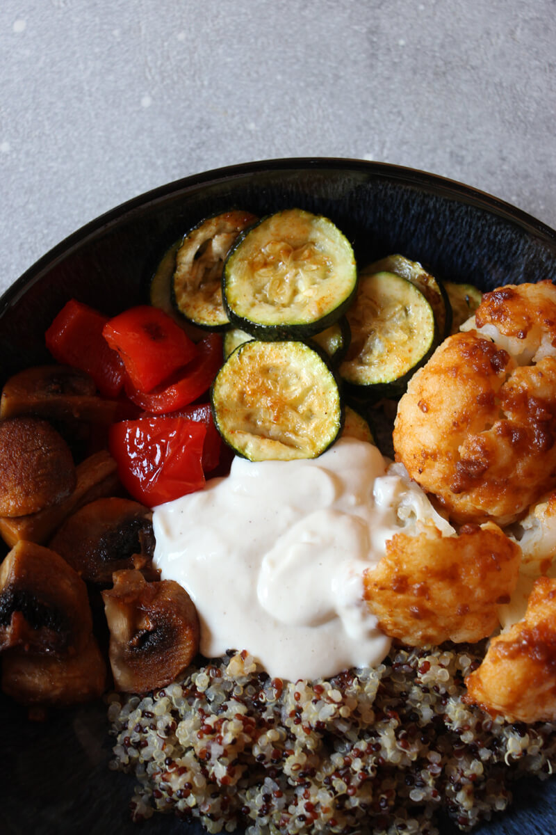 vegane Ofengemüse-Bowl mit Quinoa