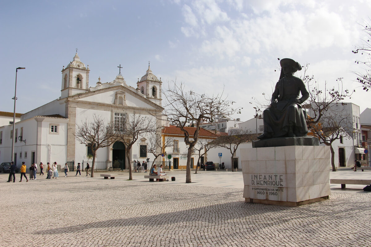 Statue und Kirche am Praca do Infante Dom Henrique.