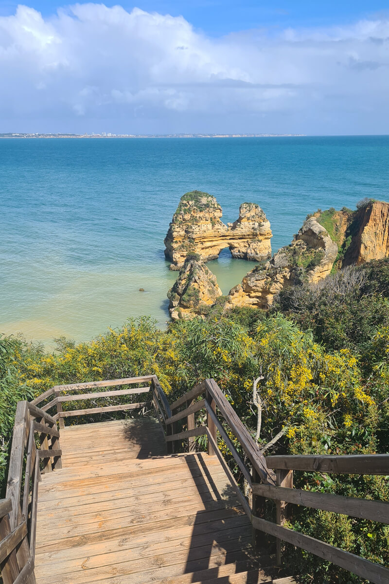 Blick von der Treppe auf den Felsbogen am Praia do Camilo