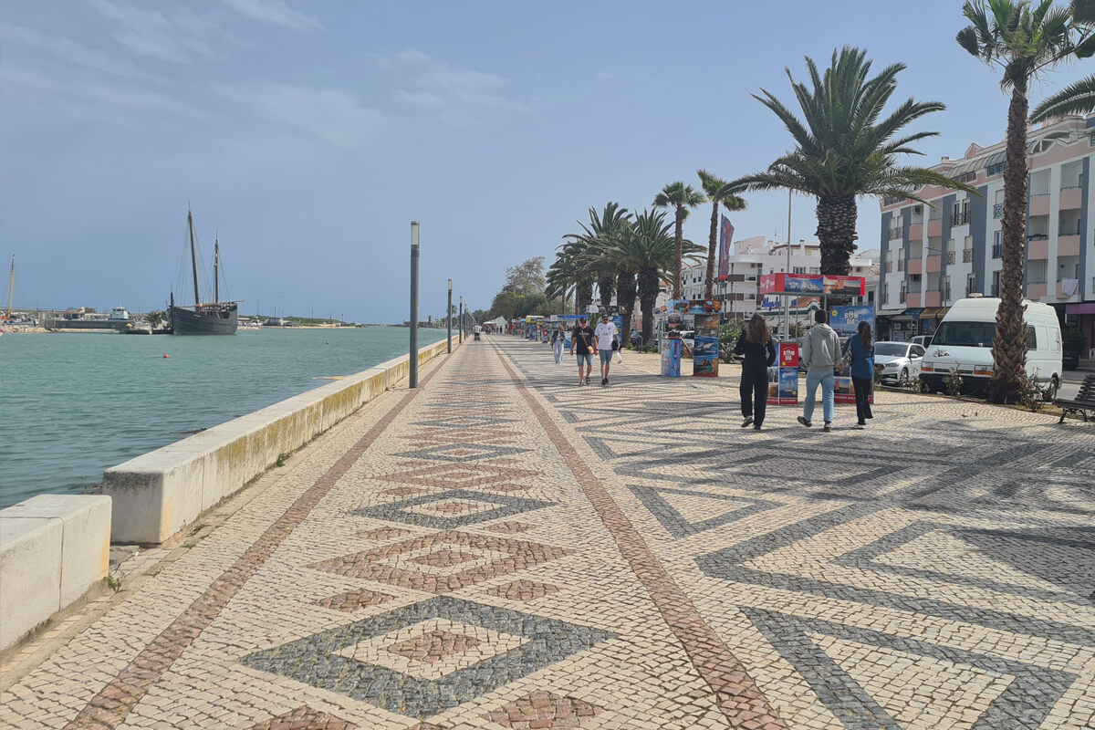 Palmengesäumte Promenade