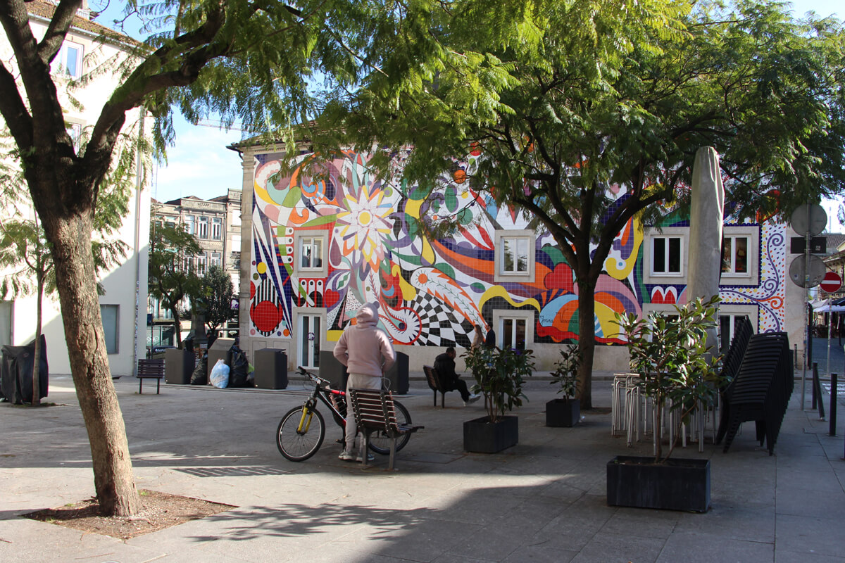 Streetart aus Kacheln im Baixa Viertel.