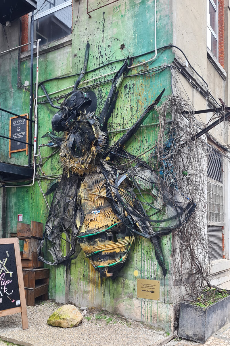 Streetart von Bordalo II in der LX Factory zeigt eine Biene