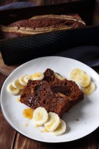 veganes Bananenbrot mit Bananenscheiben und veganem Honig.