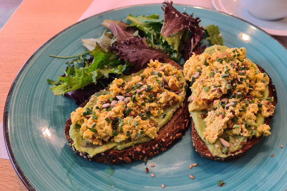Avocado Toast mit Scrambled Tofu im O Ninho