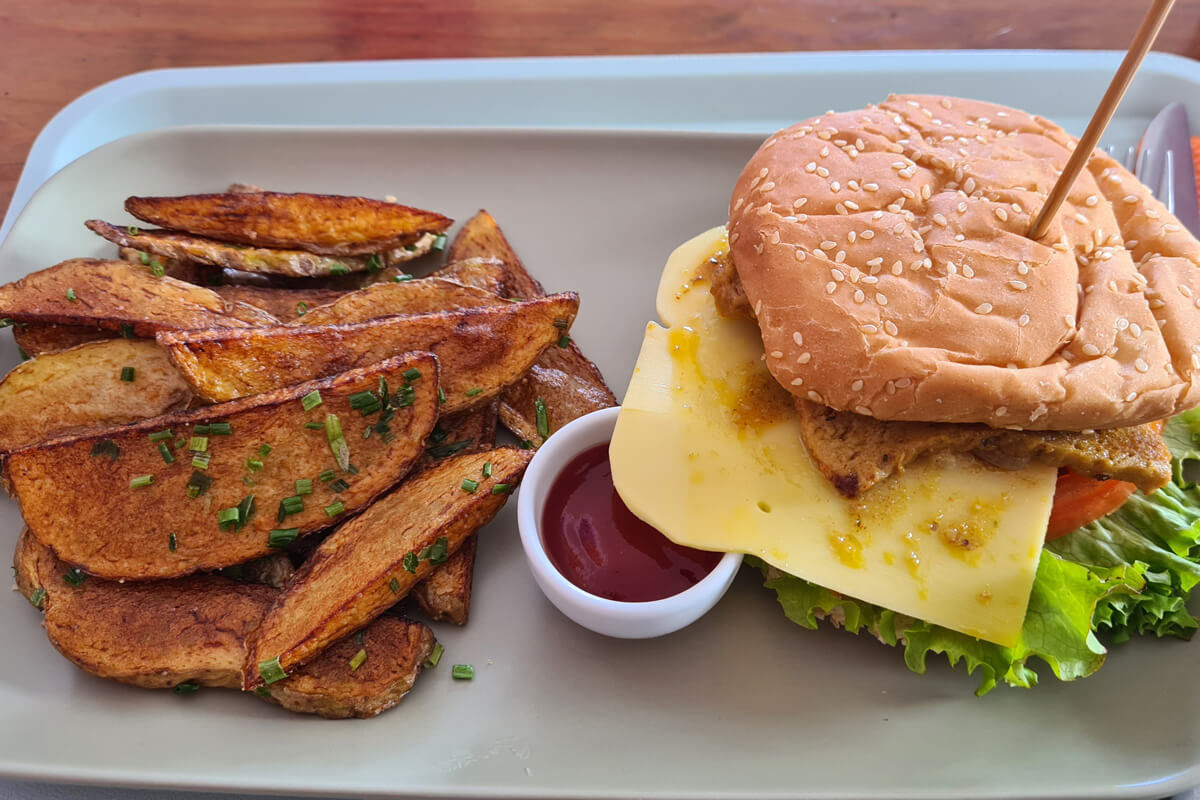 Veganer Burger mit Kartoffelecken im Vegan Box Faro