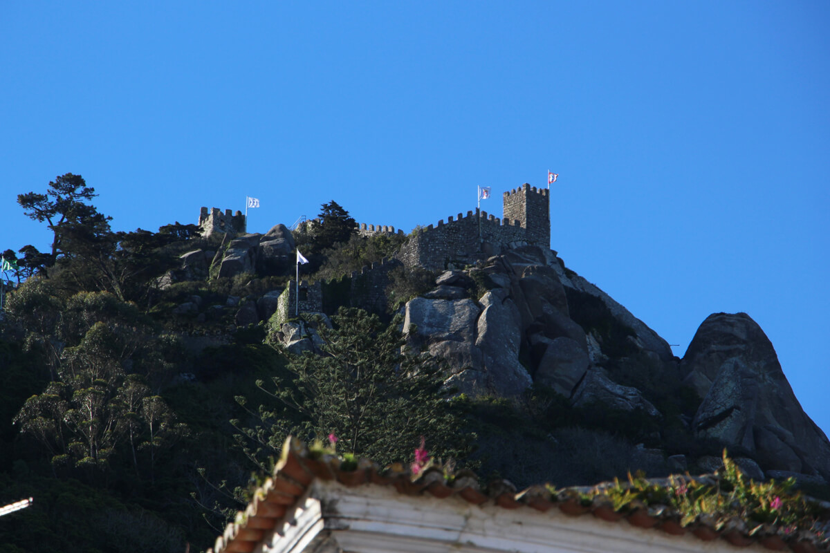 Die Mauern und Türme des Castelo dos Mouros thronen auf den Felsen über der Stadt.